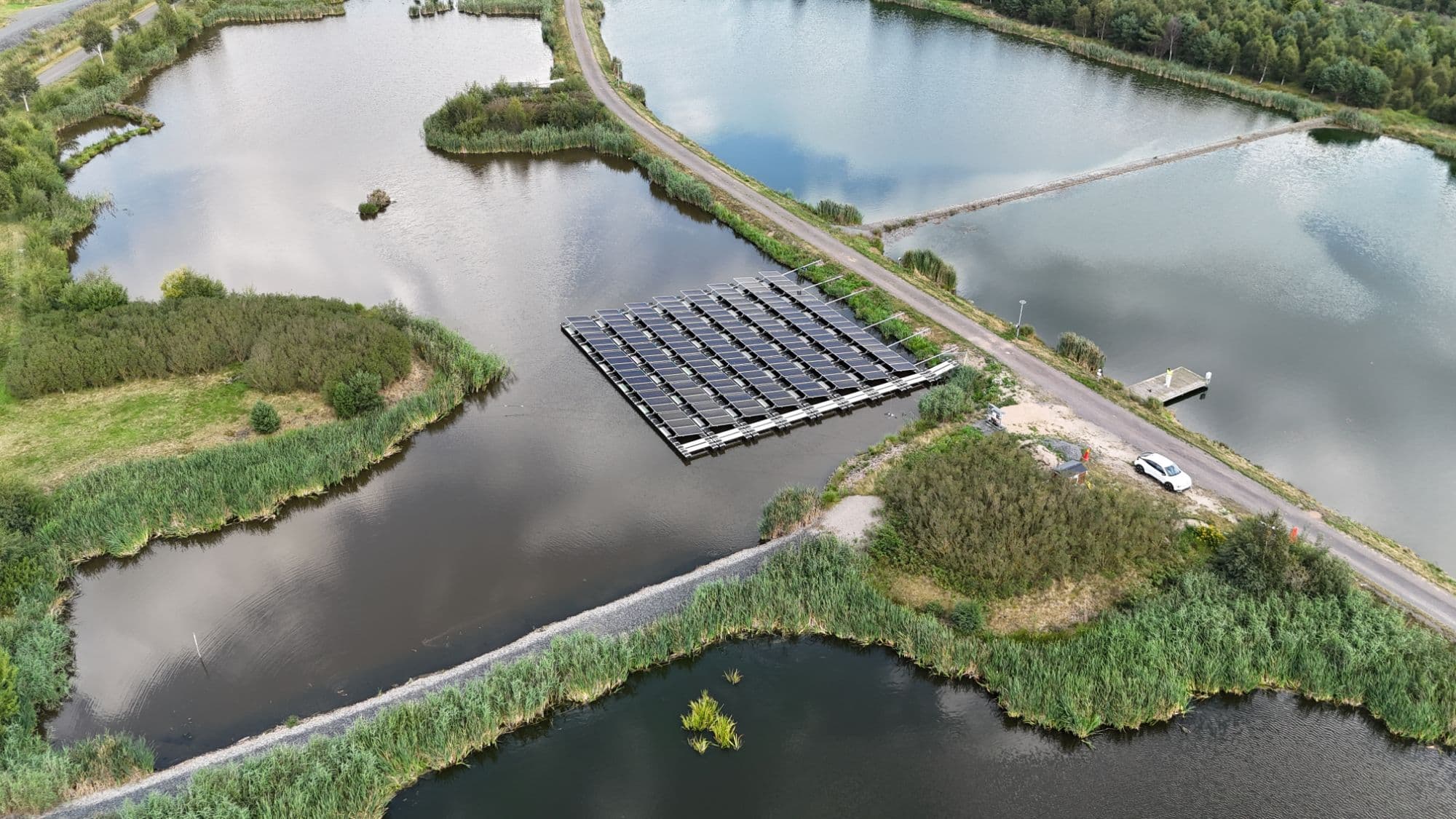 Flytande solpark på en damm, sedd ovanifrån